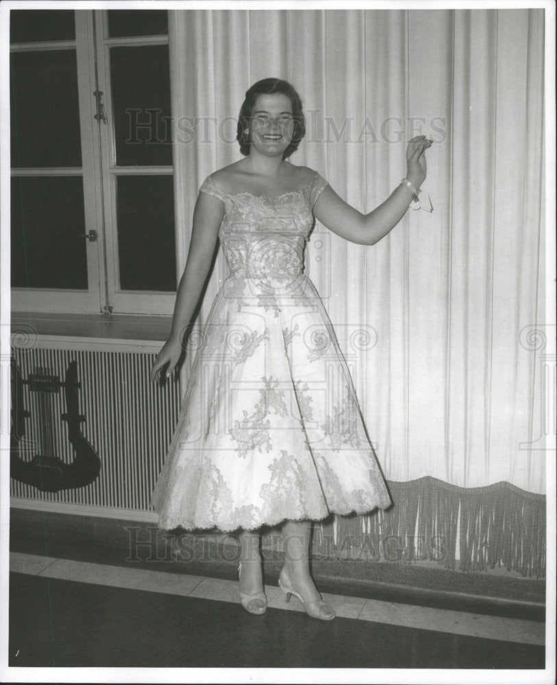 1958 Press Photo Elizabeth MacFarland,debutante - Historic Images