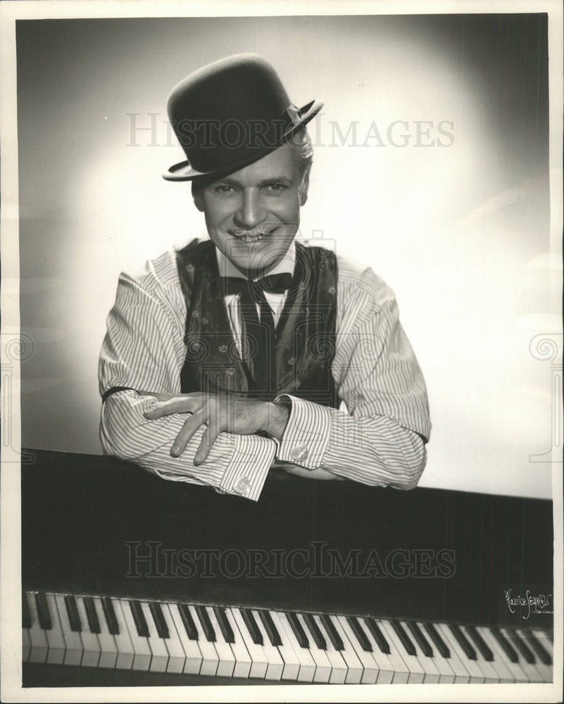 1954 Press Photo Bert Mac Dowell Setting Scene At Keyboard At Red Dog Palace - Historic Images