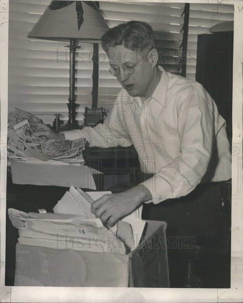 1945 Press Photo Prof. Curtis MacDougall &quot;the world is full of suckers&quot; - Historic Images