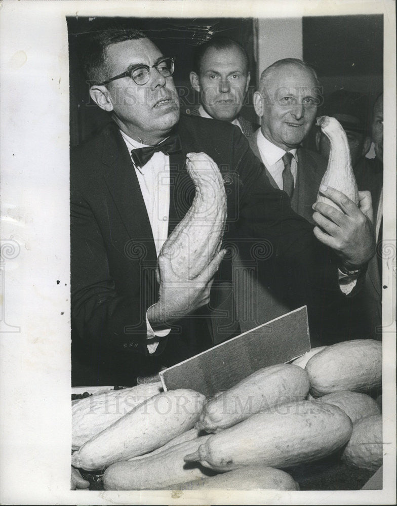 1957 Press Photo United States Consul James MacFarland Judging Squash, Germany - Historic Images