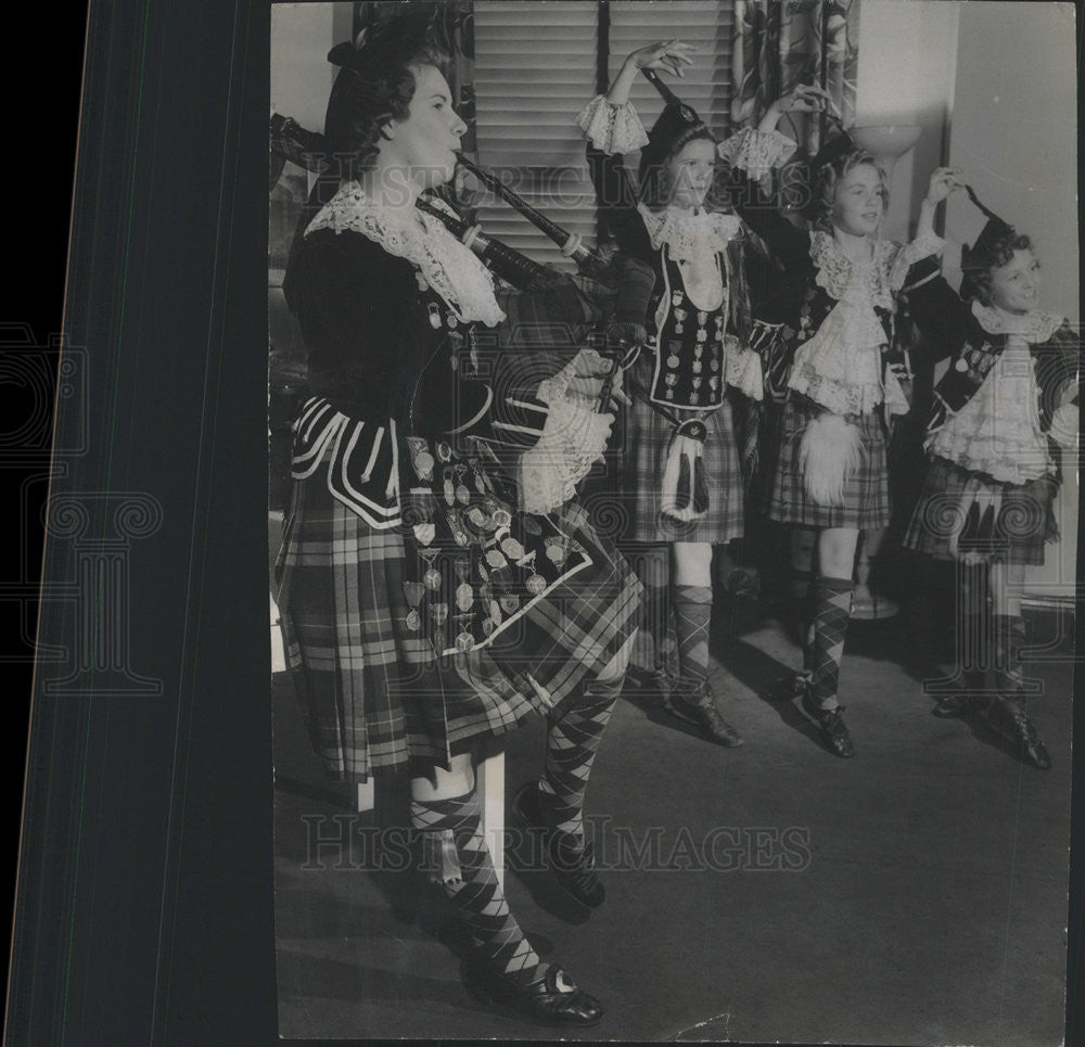 1943 Press Photo Margaret MacDonald Blowing the Bagpipes - Historic Images