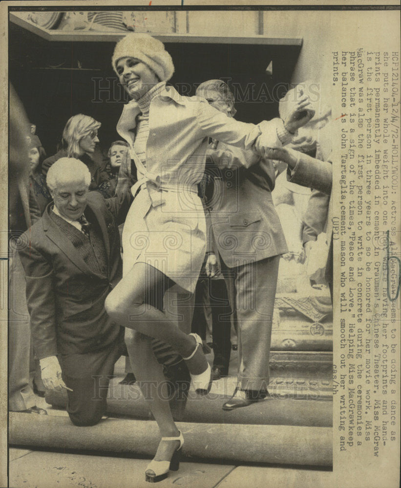 1972 Press Photo Actress Ali MacGraw embeded her footprints at Grauman&#39;s Theater - Historic Images