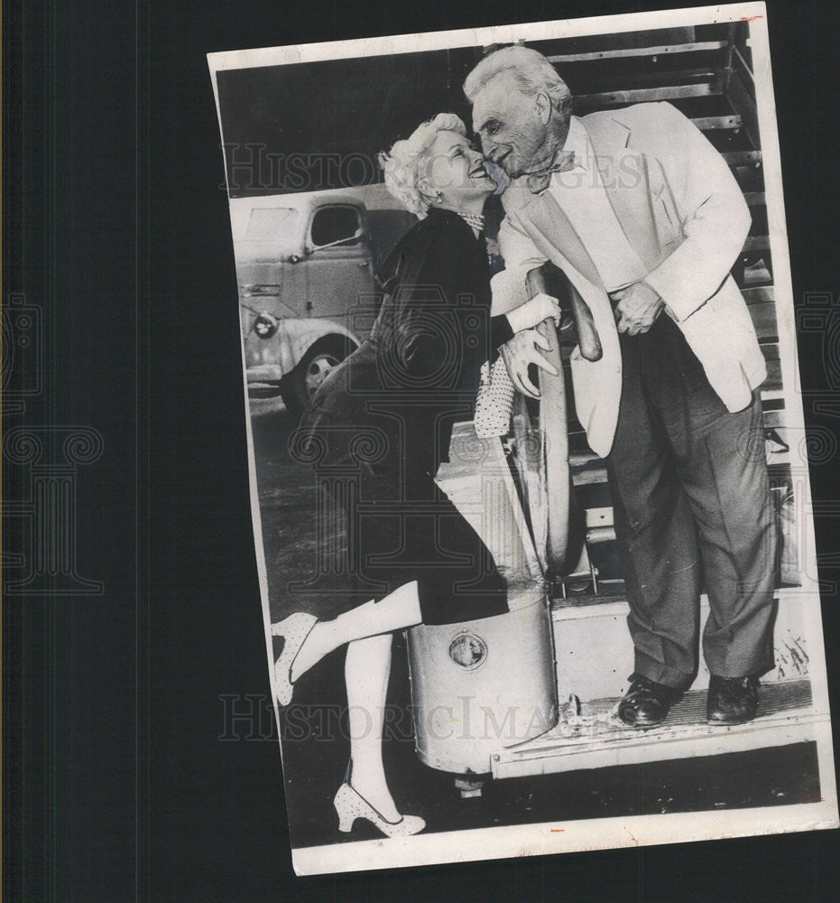 1952 Press Photo Bernarr MacFadden gets kiss from wife while boarding plane - Historic Images