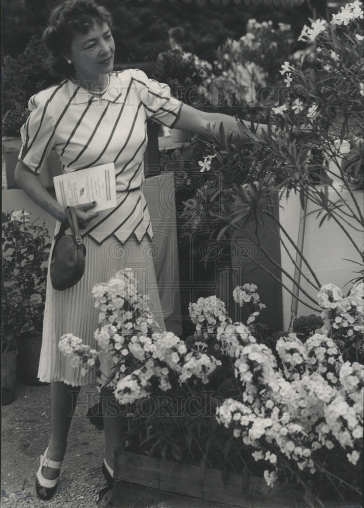 1941 Press Photo Mrs. Curtis Munson, Government Official&#39;s Wife, Admires Flowers - Historic Images