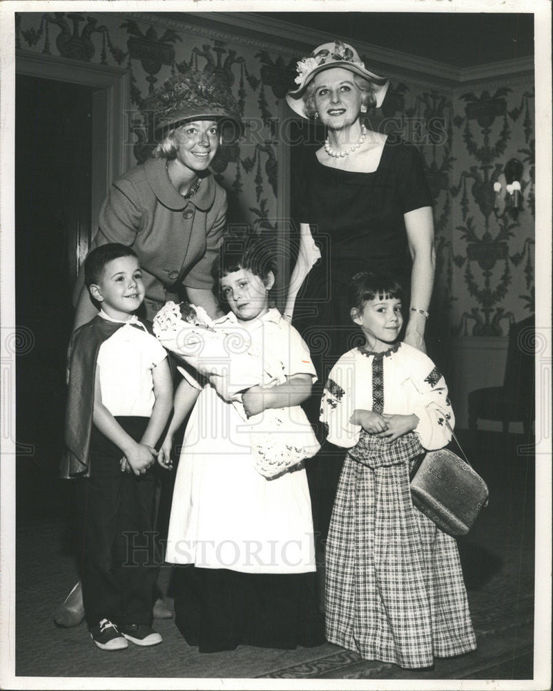 1960 Press Photo Mrs Charles Murphy Jr Margaret Etter Creche 75th Anniv Pageant - Historic Images