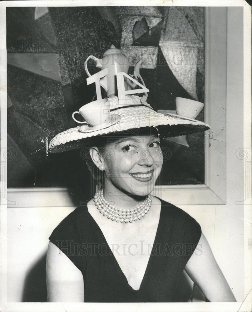 1952 Press Photo Ms. Elita Mellers wearing a hat names &quot;Tea for Two&quot; - Historic Images