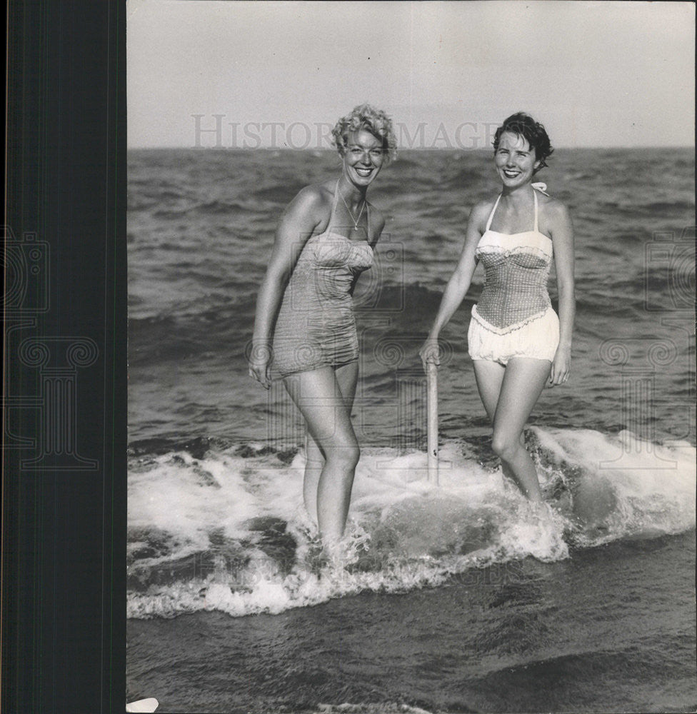 1952 Press Photo Bathers on the Lake Michigan shore - Historic Images