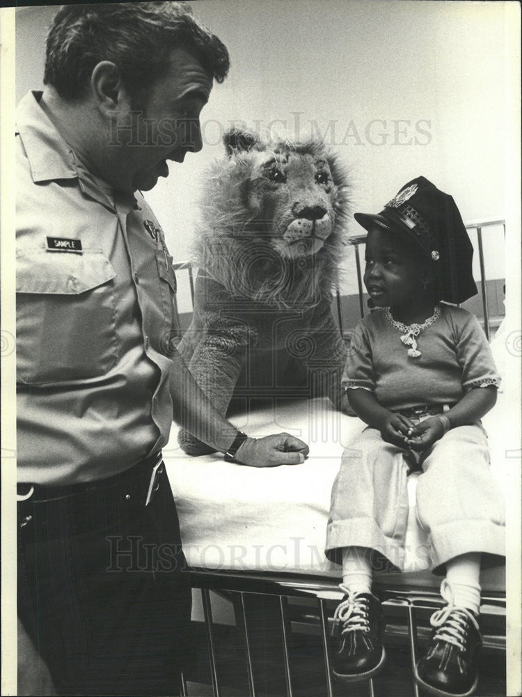 1984 Press Photo officer bill sample visits Children&#39;s Hospital - Historic Images