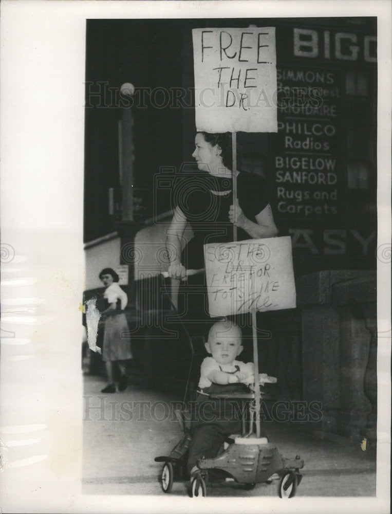 1949 Press Photo Mrs. Leonard Smirl and 9 month old grandson James Russell - Historic Images