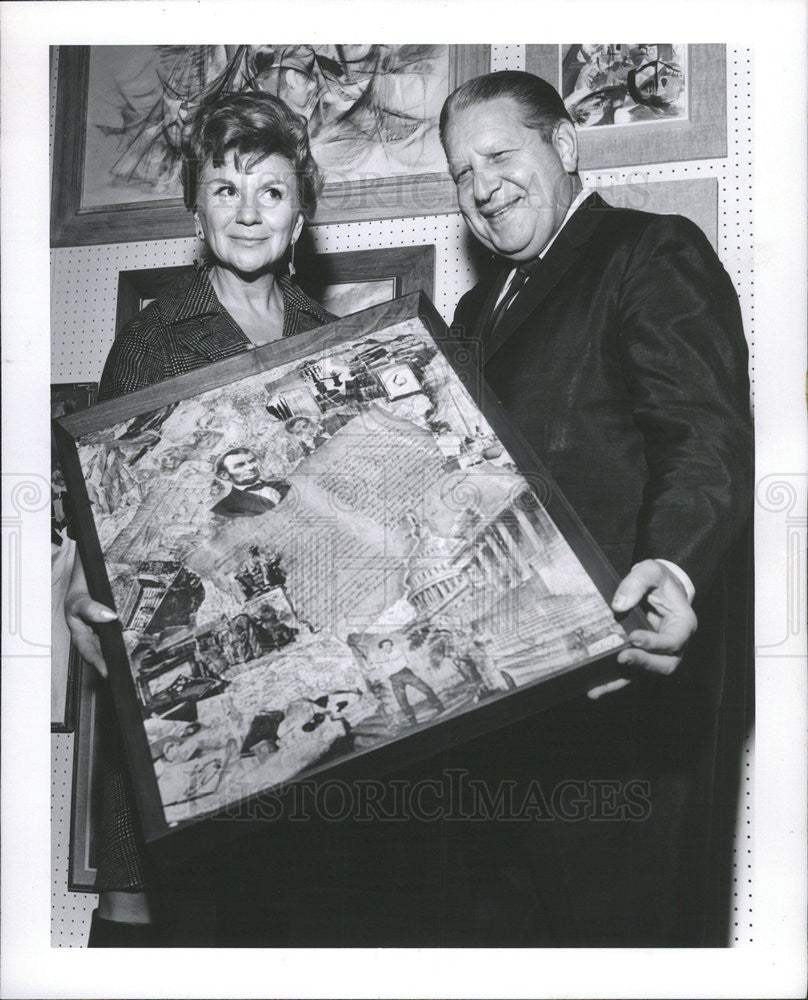 1968 Press Photo Artist Sibyl presenting the Abe Lincoln collage to Gov. Shapiro - Historic Images