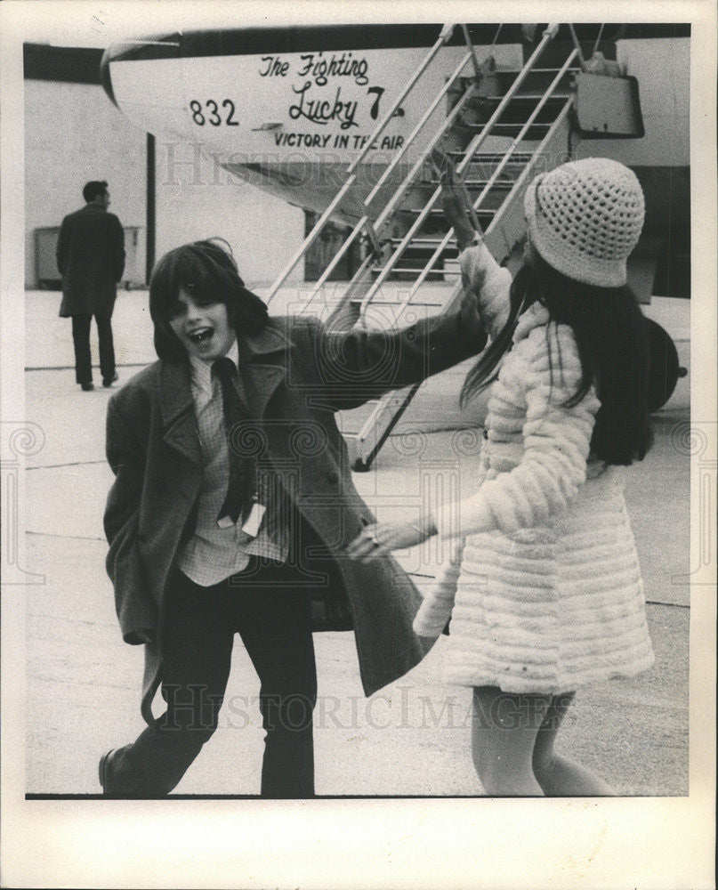 1972 Press Photo Shiver Kids Playing Touch Football - Historic Images