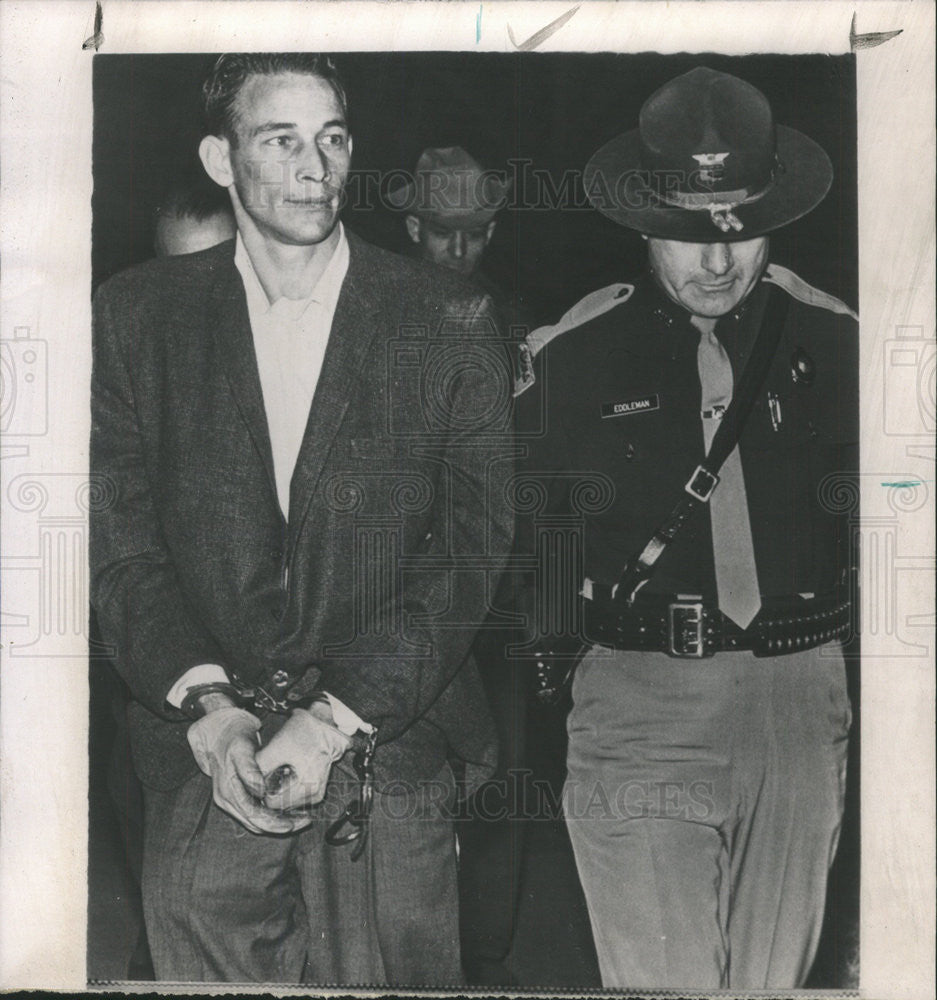 1964 Press Photo Howard Lowery captured after car chase &amp; Officer John Eddleman - Historic Images