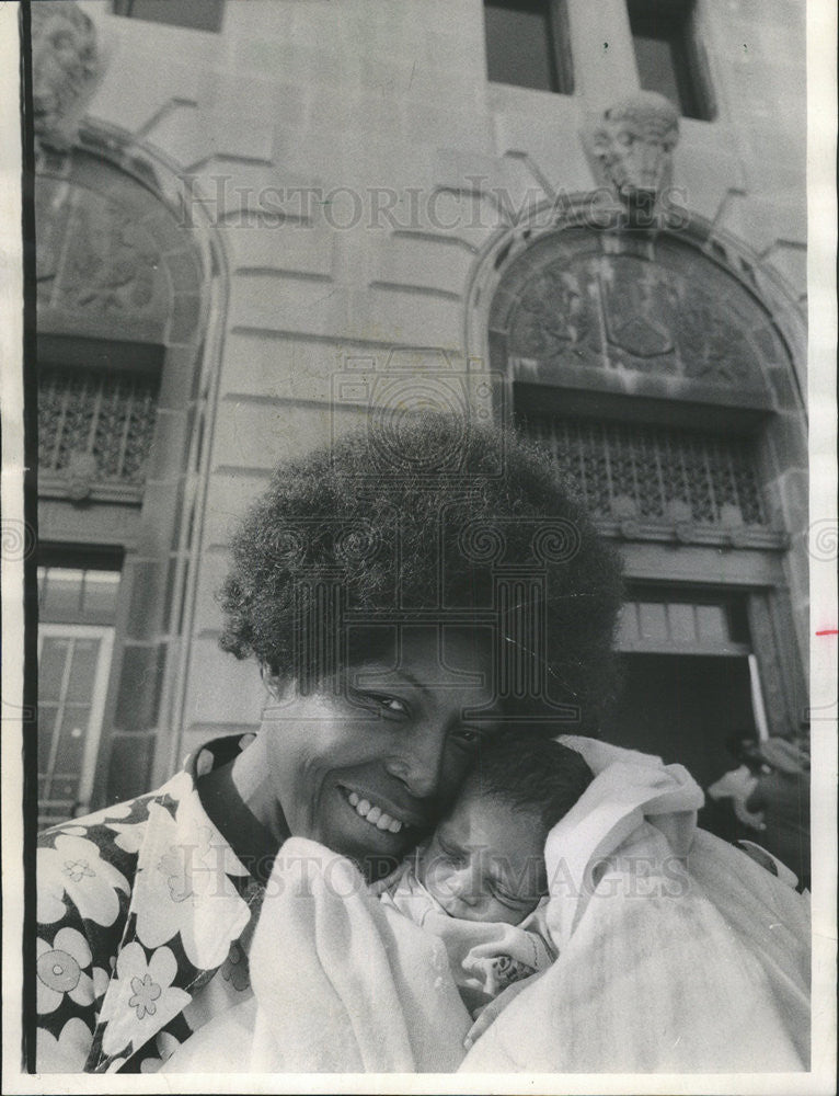 1975 Press Photo Dorothy Lowery and baby - Historic Images