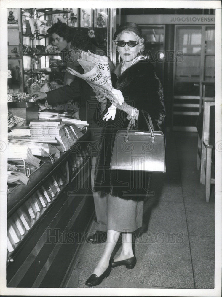 1957 Press Photo Former US ambassador to Italy Clare Boothe Luce buying newpaper - Historic Images