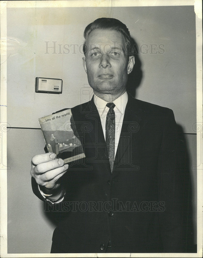 1966 Press Photo Pastor Vernon C Lyons arresed for passing out scripture - Historic Images