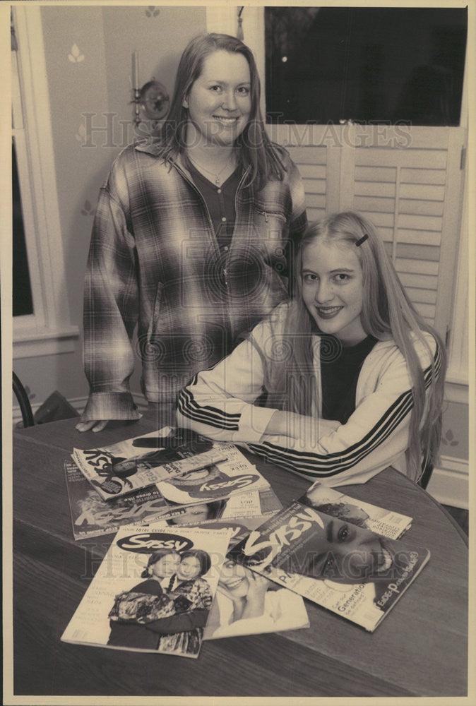 1993 Press Photo Betony Toht &amp; Kathryn Seckmen Won a Contest - Historic Images