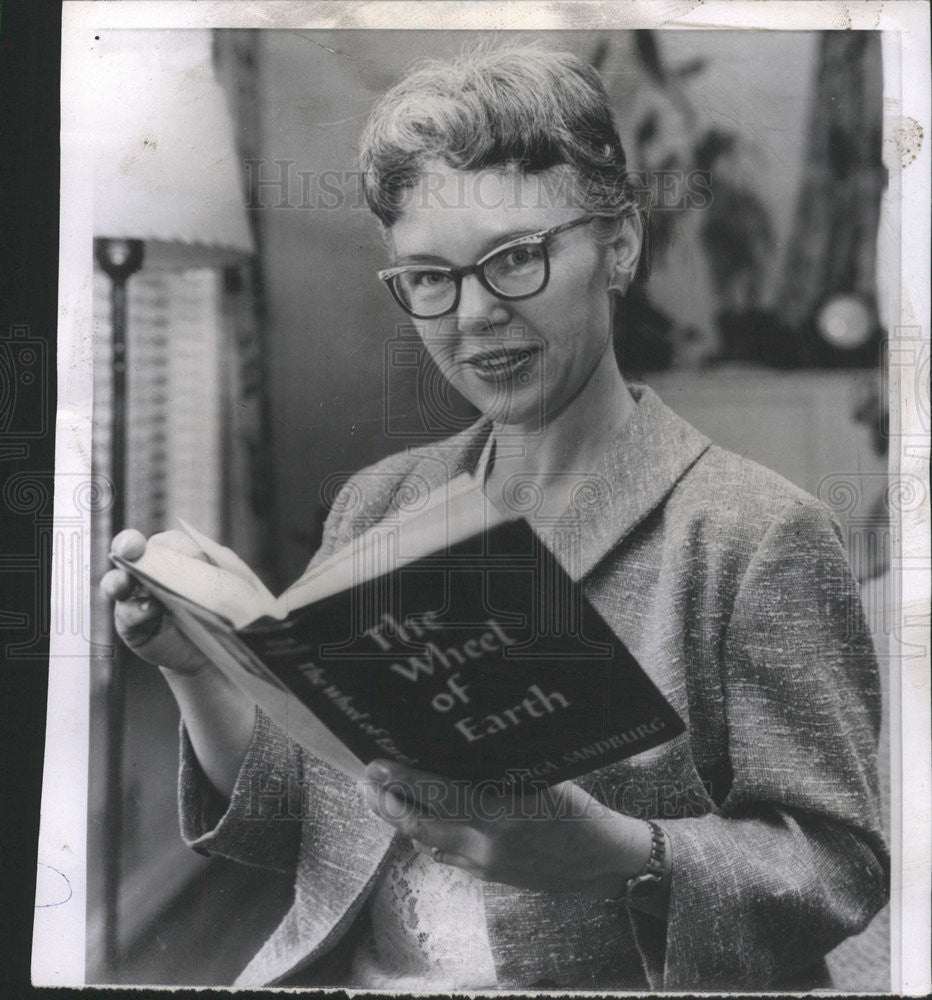 1958 Press Photo Helga Sandburg, Poet&#39;s Daughter, Wins Contest For Witch Chicken - Historic Images