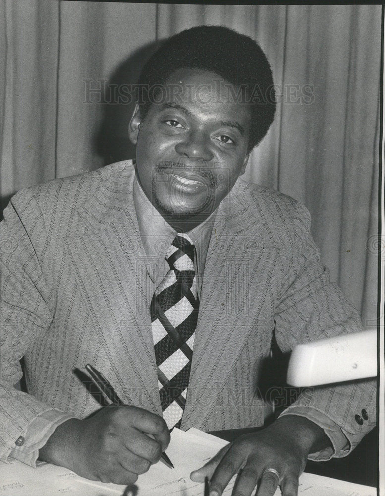 1974 Press Photo Ronald Samuels running for City Clerk in Chicago - Historic Images