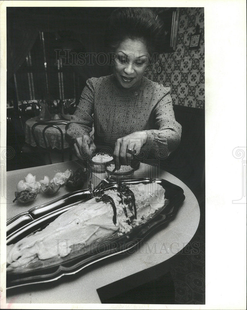 1982 Press Photo Mrs R. Sanchez prepares fish - Historic Images