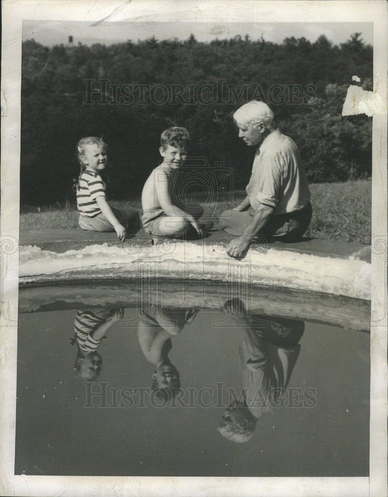 1948 Press Photo Carl Sandburg Biographer Author Grandchildren - Historic Images