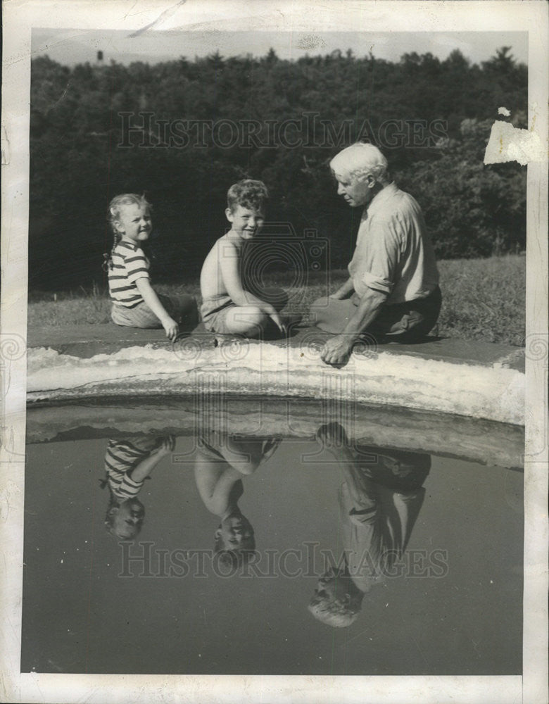 1948 Press Photo Carl Sandburg Biographer Author Grandchildren - Historic Images