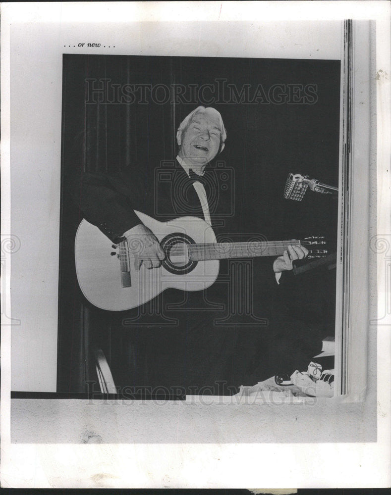 1967 Press Photo Author Carl Sandburg Plays Guitar - Historic Images