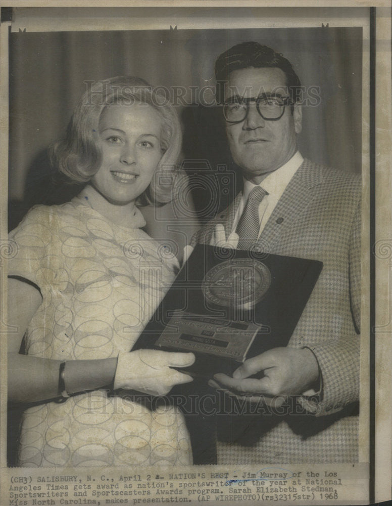 1968 Press Photo Los Angeles Times Sportswriter Murray Holding Award Salisbury - Historic Images