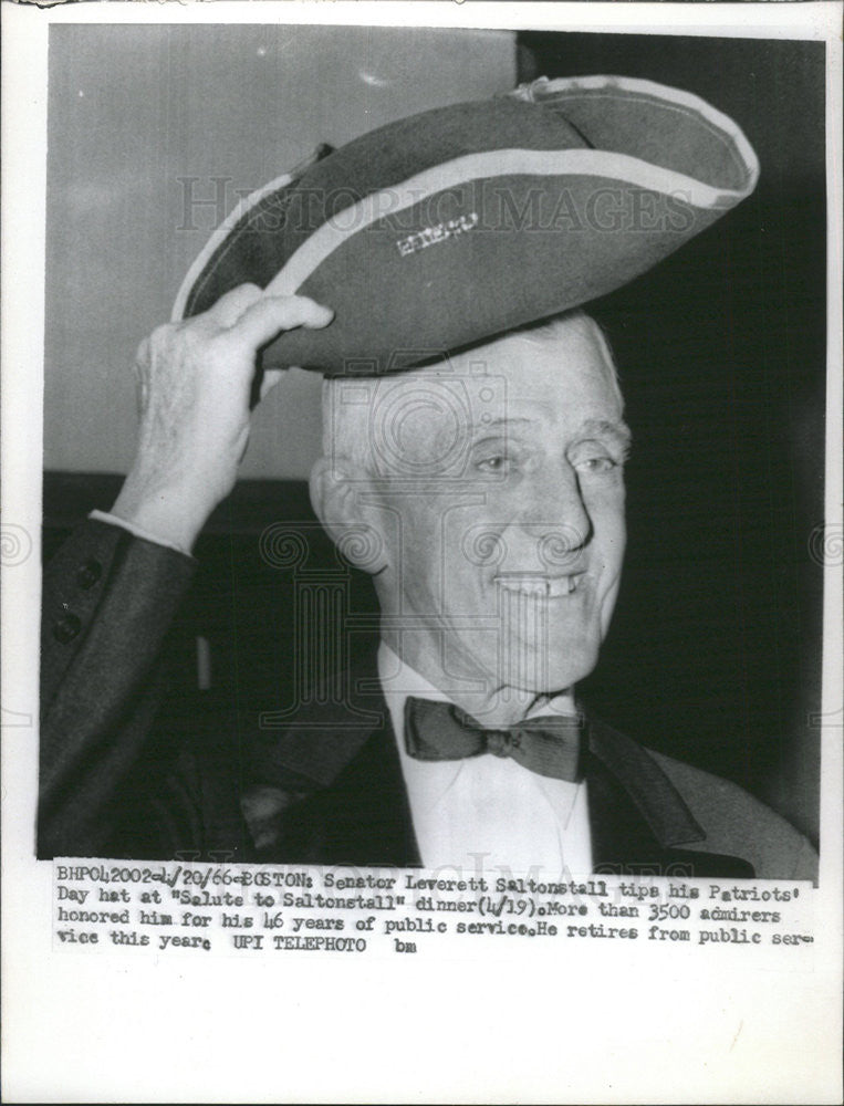 1966 Press Photo Senator Leverett Saltonstall tips Patriots&#39; Day hat dinner - Historic Images