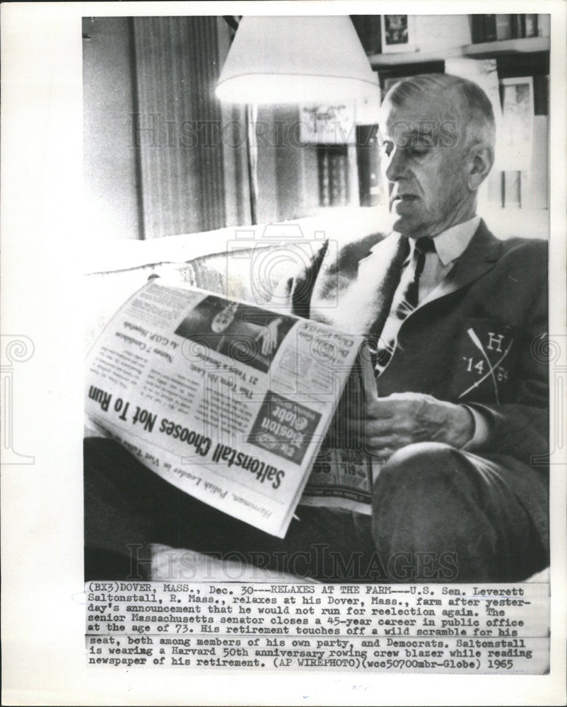 1965 Press Photo Senator Saltonstall Reading Newspaper Dover Farm Living Room - Historic Images