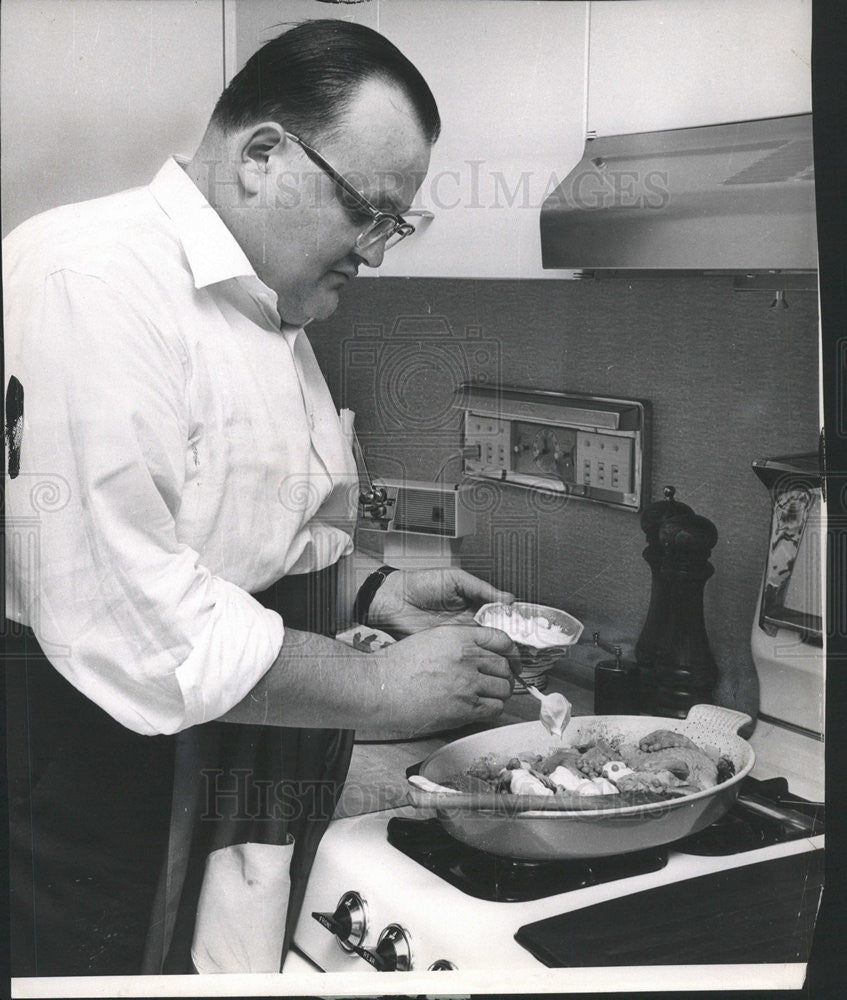 1960 Press Photo Sour cream added to dish - Historic Images