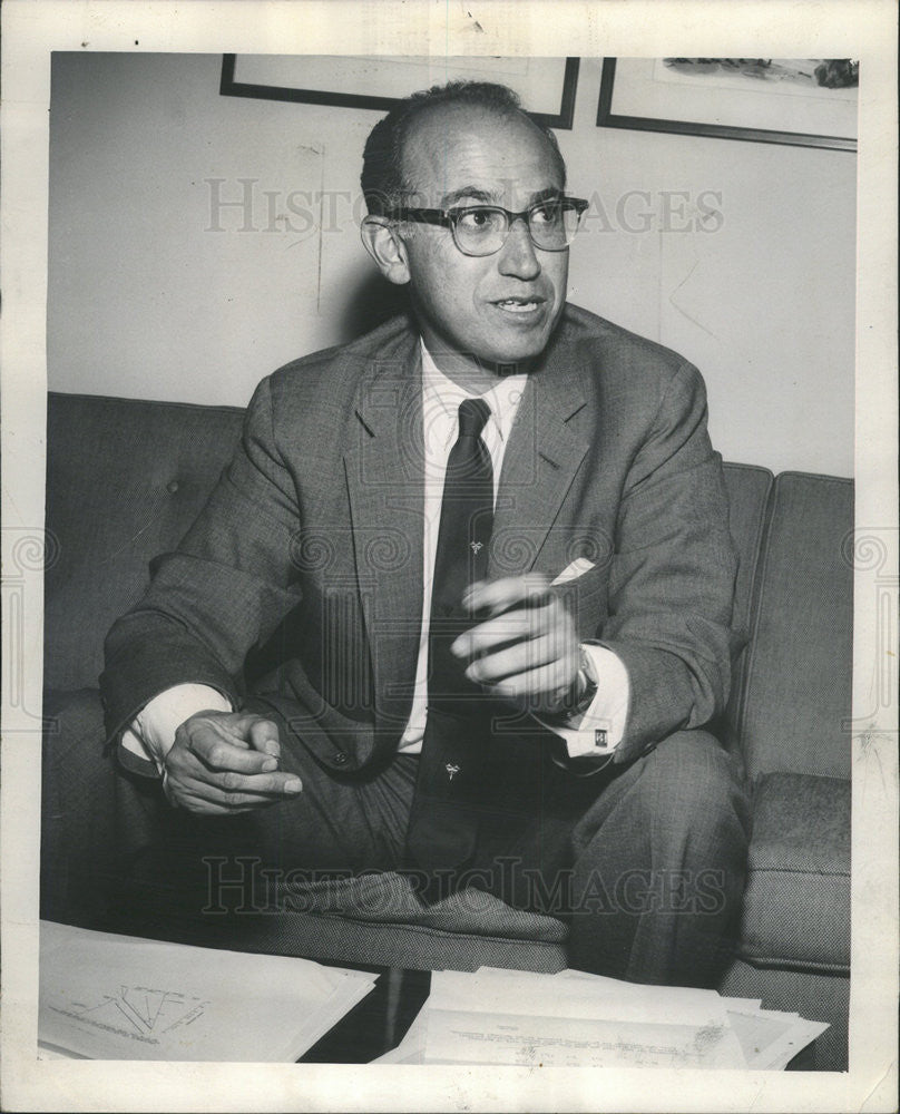 1960 Press Photo Polio Vaccine Developer Salk Being Interviewed Chicago - Historic Images