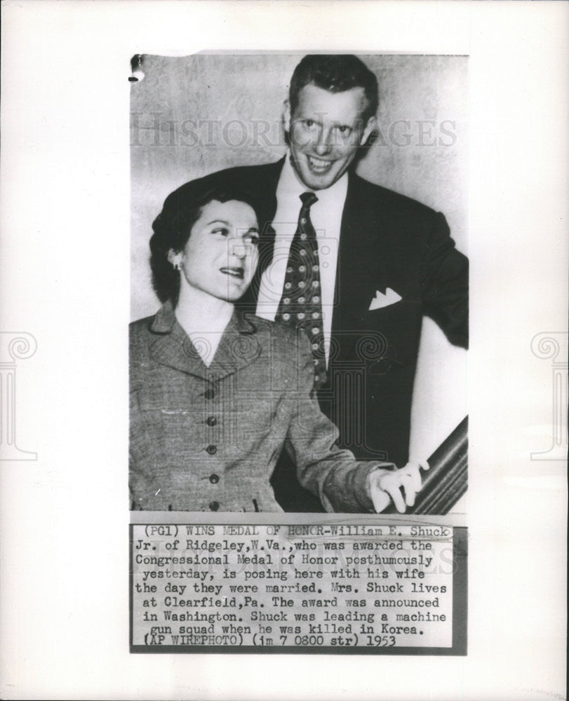 1953 Press Photo William E Shuck Jr Congressional Medal of Honor and wife - Historic Images