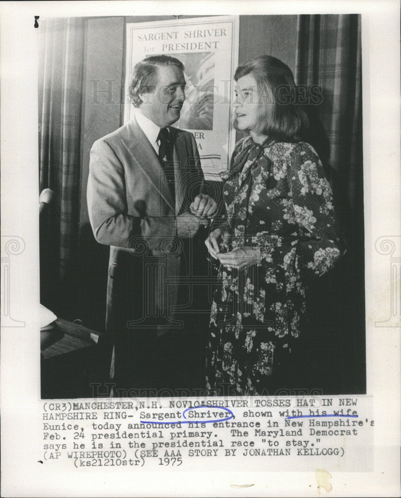 1975 Press Photo Sargent Shriver and wife Eunice - Historic Images