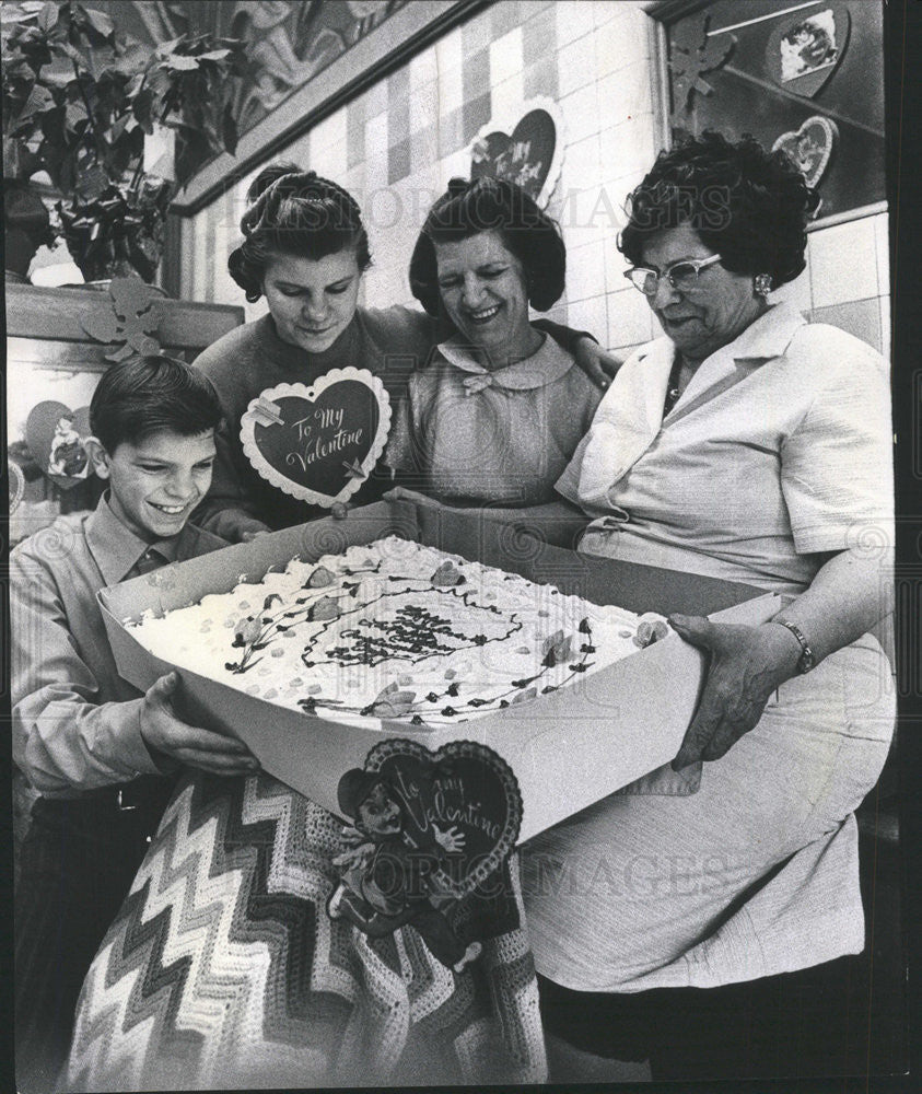 1971 Press Photo Eddie Shields Brought Valentine Cake La Rabida Children&#39;s Hosp - Historic Images