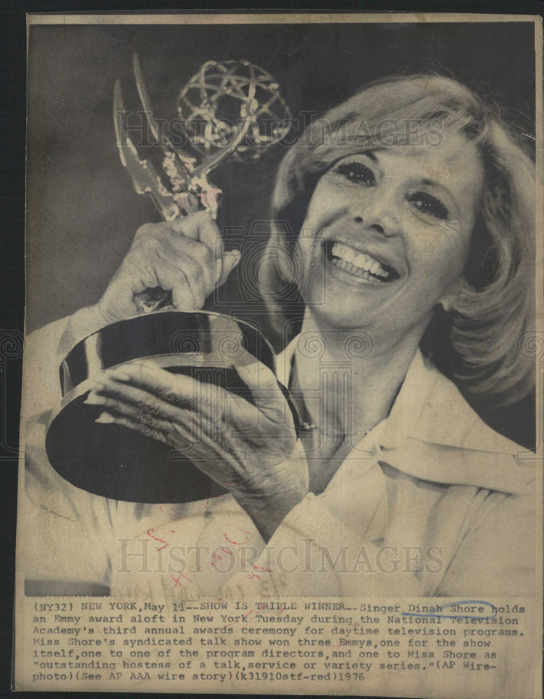 1978 Press Photo Singer Dinah Shore holds an Emmy Award - Historic Images