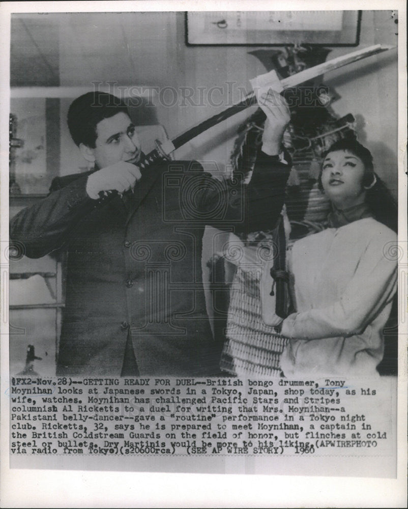 1960 Press Photo British Bongo Drummer Moynihan Holding Japanese Sword Store - Historic Images