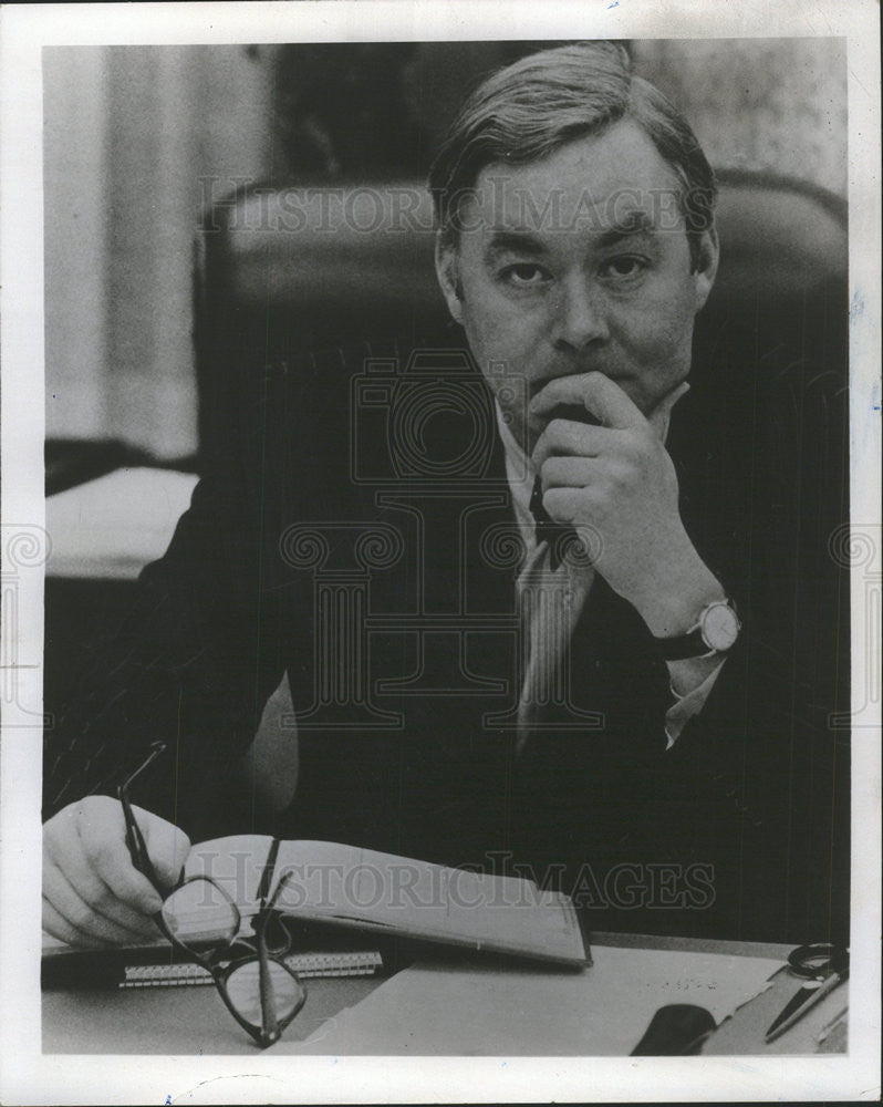 1983 Press Photo Senator Daniel P. Moynihan Politician Desk Office - Historic Images