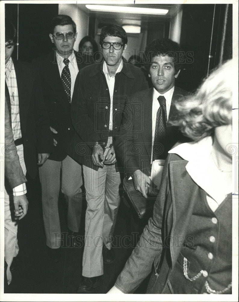 1977 Press Photo Mark Rudd with his lawyer Gerald Lefcourt at O&#39;Hare airport - Historic Images