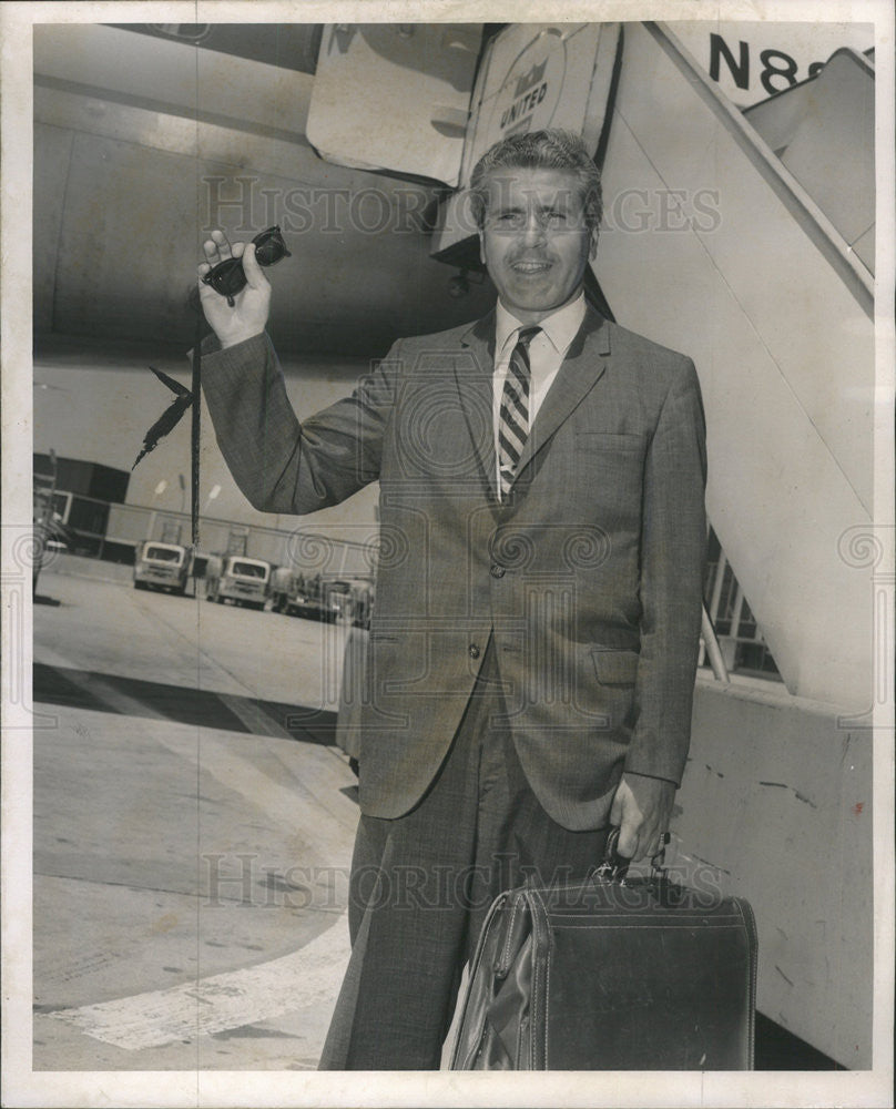 1962 Press Photo Maestro Rudel Arriving OHare Airport Grant Park Appearance - Historic Images