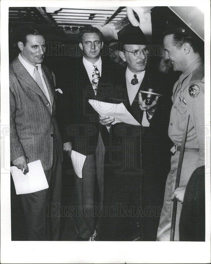 1968 Press Photo Irv Kupcinet on first Purple Heart cruise - Historic Images