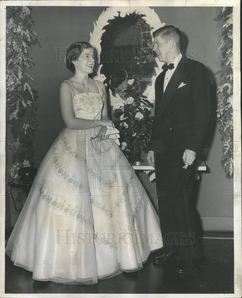 1951 Press Photo Chicago Debut Ball Debutante MacFarland With Escort Faurot - Historic Images