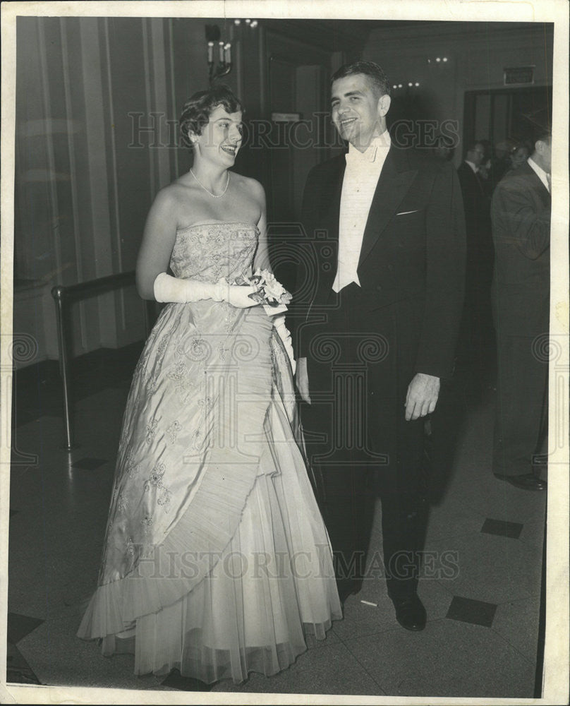 1953 Press Photo Betty macfarland russell Warner - Historic Images