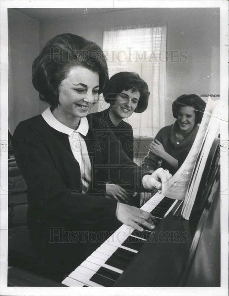 1966 Press Photo Linda Moulton , Carol MacGregor and Diane Swift at the piano - Historic Images