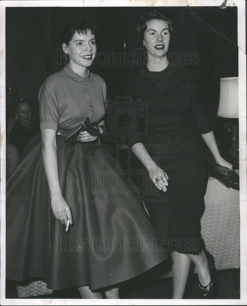 1955 Press Photo Hope Moxon and Katherine Tyler - Historic Images