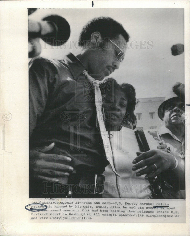 1974 Press Photo U.S. Deputy Marshal Calvin Mouton was Hostage - Historic Images