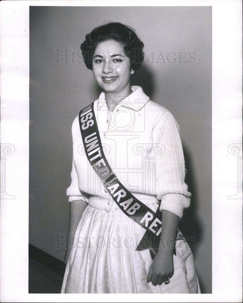 1960 Press Photo Miss United Arab Republic Winner Mostafa Wearing Sash - Historic Images