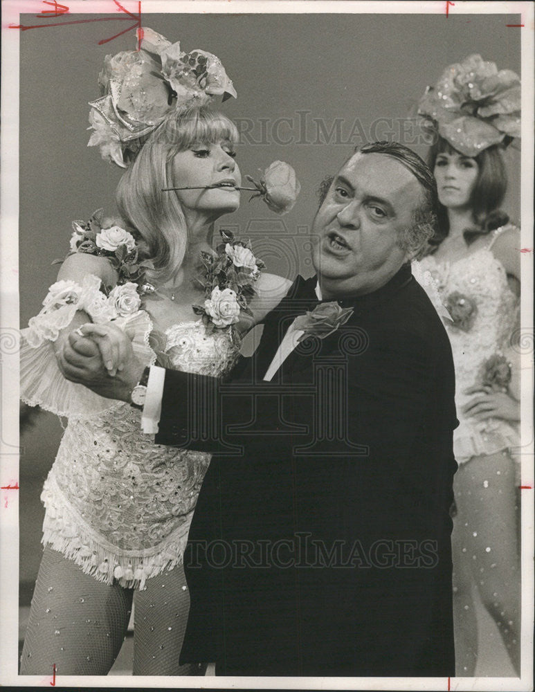 1968 Press Photo Dean Martin Show Guest Star Mostel Dancing With Haney - Historic Images
