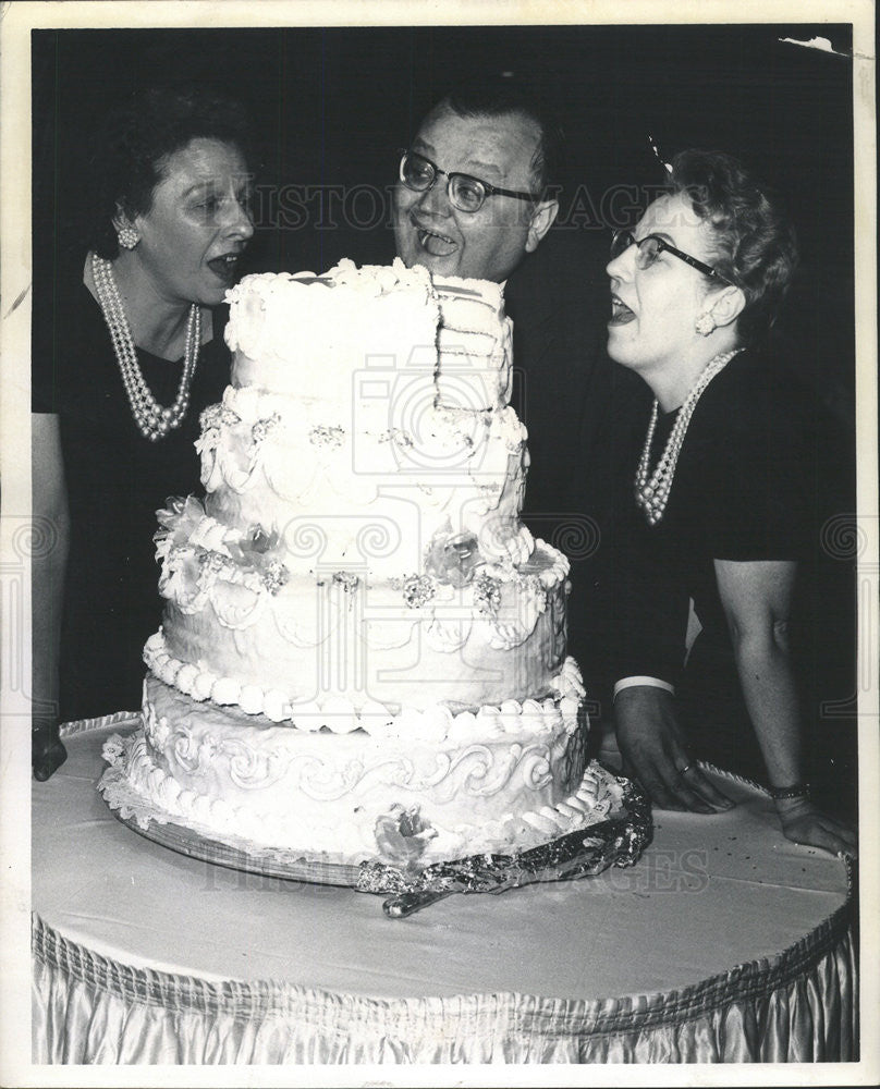 1961 Press Photo Sakowicz Mothers Fan Club Members Annual Meeting Cake - Historic Images