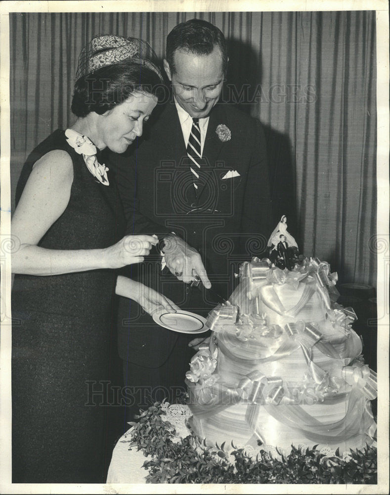 1965 Press Photo Mr. and Mrs Samples cutting cake at their wedding reception - Historic Images