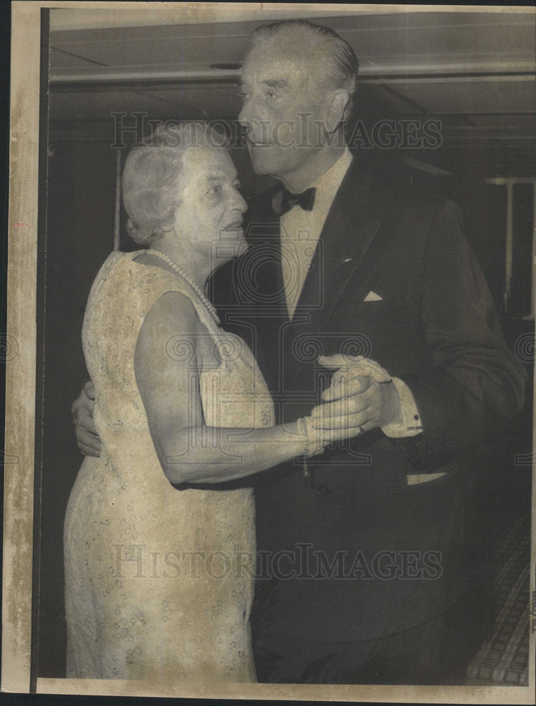 1969 Press Photo Earl Mounbatten of Burma dances with Mrs, Rothchild - Historic Images